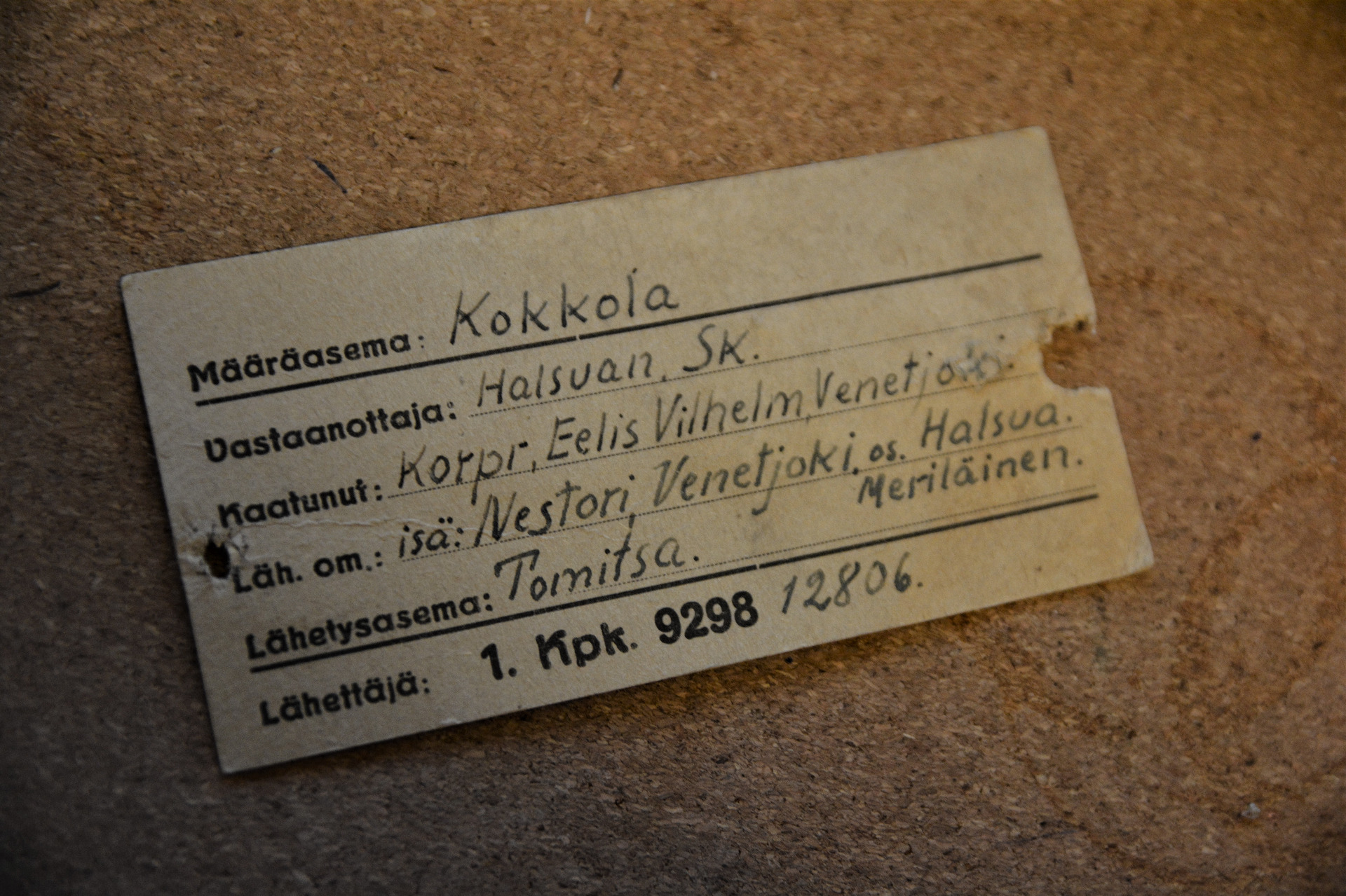 Vainajan mukana ollut osoitekortti. Korttiin on virheellisesti kirjattu omaiseksi Nestori Venetjoki.